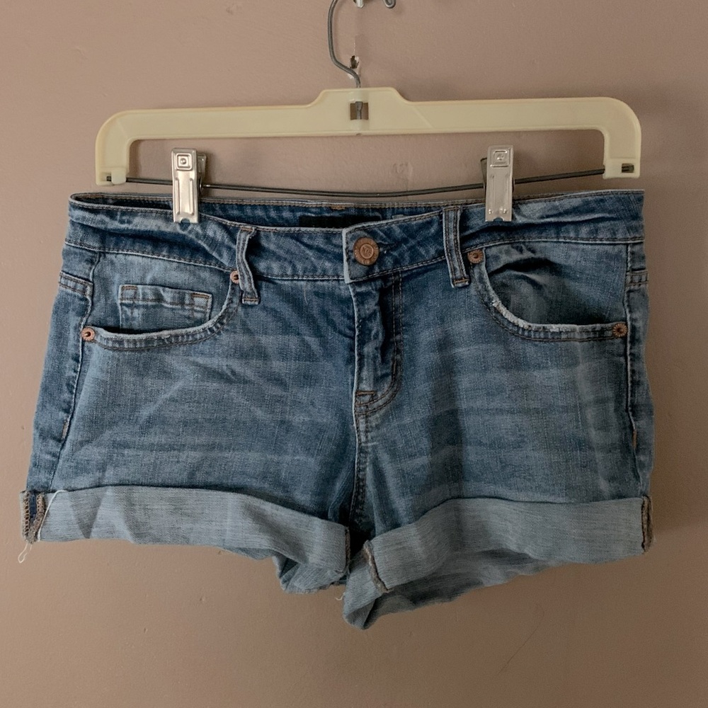 Woman’s Midrise Light Jean Shorts
